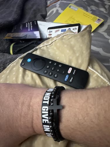 Reviewer wearing the black FIDES cross and bead bracelet on their wrist.