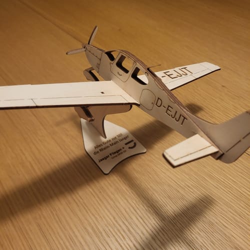Customer photo review of Cirrus SR22 Deko Flugzeugmodell Bausatz | Pure Planes