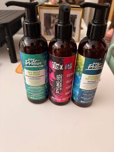Recensent toont de Flax It Styling Gel naast twee andere haarproducten op een tafel.