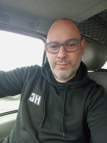 Client portant le Hoodie HC Argenté noir à l'intérieur d'un véhicule.