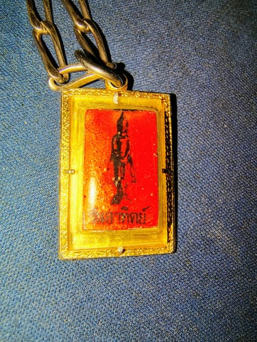 Customer photo review of Amulette ancienne du Bouddha du dimanche avec trois Takut consacrée vers 1970 par Phrakru Ophat Nawakit du Wat Ban Mai