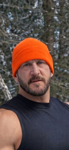 Reviewer in a snowy setting, wearing a sleeveless athletic shirt.