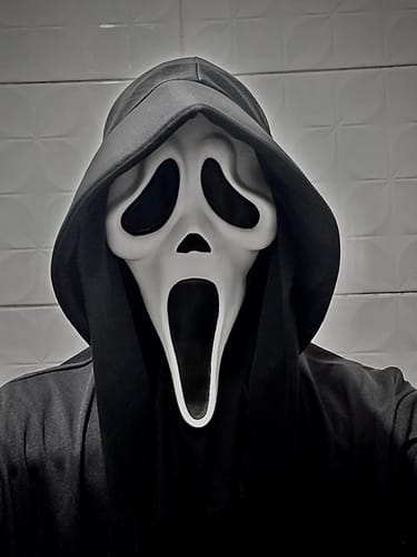 Customer photo review of Manto Clássico Ghostface - Tecido Premium