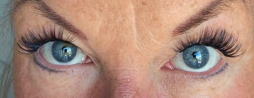 Nahaufnahme der Augen einer Kundin, die die langen, vollen Lash Lover Wimpernverlängerungen trägt.