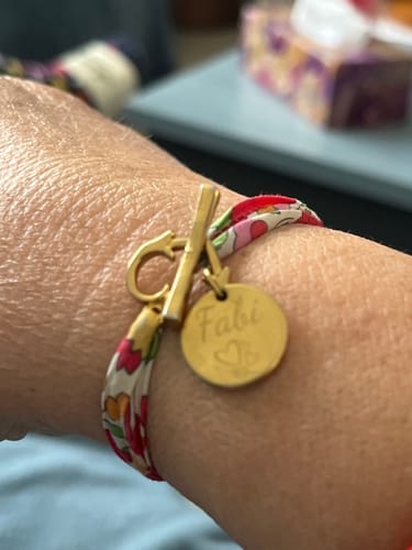 Customer photo review of Bracelet liberty fermoir en T coeur personnalisé médaille gravée