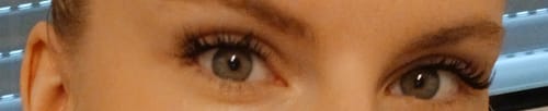Nahaufnahme: Kundin mit vollen Wimpern, die mit dem Starter Set - Classic DIY gestylt wurden.