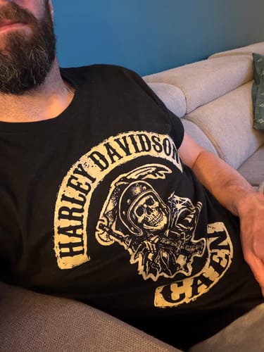 Client portant le T-shirt noir Faucheuse HC avec son motif de faucheuse.
