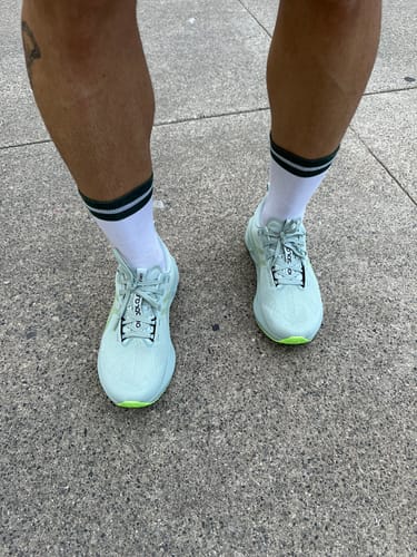 Customer photo review of Asics Novablast 5 Hombre Cold Moss Light Orange