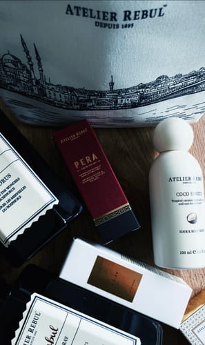 Recensents Pera Eau de Parfum in het rode doosje, tussen andere producten van de aankoop.