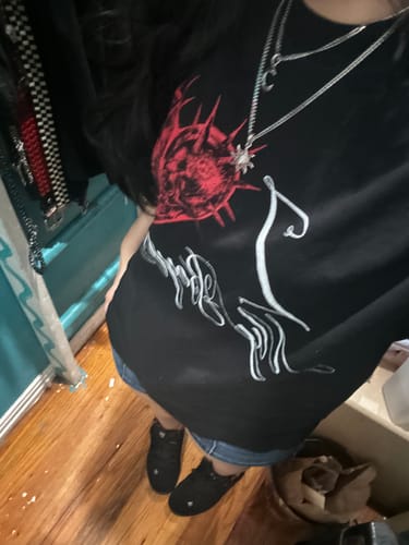 Reviewer in a high-angle shot, wearing the black "I LOVE MY..." SHIRT with a large graphic.