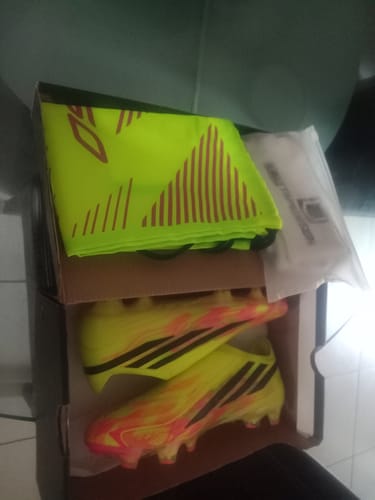 Avis photo d'un client sur Adidas F50 Hyperfast Elite Laceless FG Too Light - Jaune/Noir/Solar Turquoise ÉDITION LIMITÉE