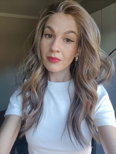 Customer photo review of JBEXTENSION IRENE MONO Monofilament Handmade Wig 6X5 Full Monofilament Hand Tied Top Wig 19 Inches Caramel Blonde Highlight Curly Mono Lace Wig With Anti-slip Silicone Strips Glueless Wig IRENE MONO【BENDY EAR TABS】