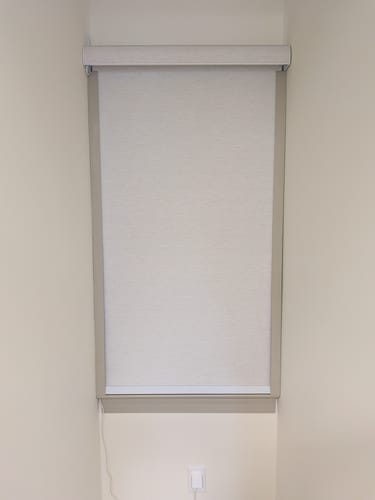 Customer photo review of SmartWings Motorized Roller Shades 100% Blackout Linen
