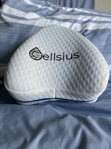 Le coussin orthopédique pour genoux Cellsius d'un client, posé sur un lit.
