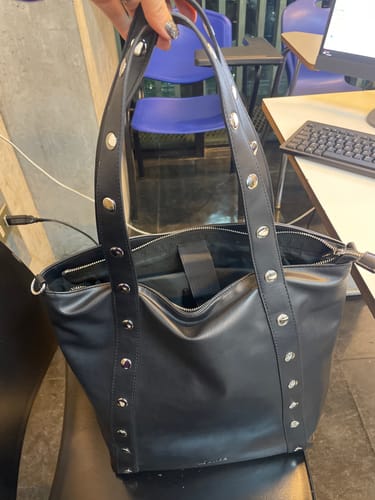Reseña con foto de un cliente sobre Bolso Notebook Tachas Éclat
