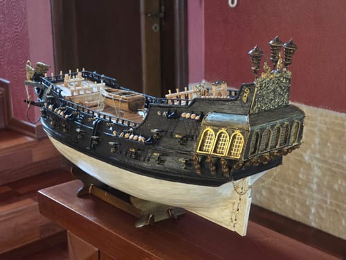 Reseña con foto de un cliente sobre Cisne Negro Maqueta