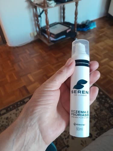 Vásárló kezében tartja a SERENI Pikkelysömör és Ekcéma Krémet.