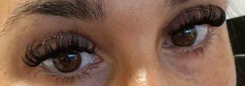 Kundin mit langen, dichten Dear Darling (long) Wimpern in einer Nahaufnahme ihrer Augen.