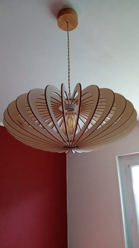 Photo d'un client montrant une suspension en bois au design similaire, installée au plafond.