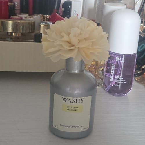 Il profumatore Silenzio d'Estate del recensore, con il suo fiore diffusore, su un mobiletto.