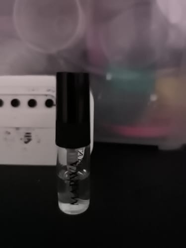 Cliente mostrando un pequeño frasco de muestra de la fragancia Marwa del producto Sorpresa.