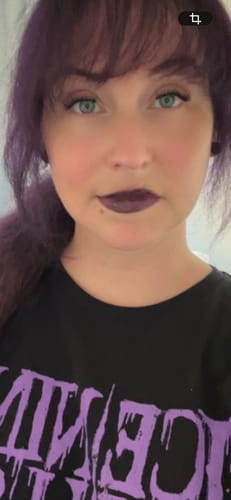Nahaufnahme einer Rezensentin, die das Ergebnis der DIY Wimpernsegmente Volume 2 trägt.