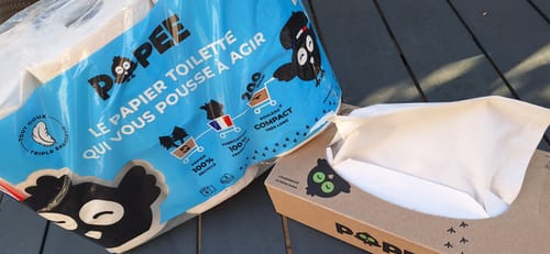Photo d'un client montrant la boîte de mouchoirs en carton à côté d'un paquet de papier toilette de la même marque.