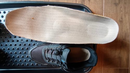Vásárló Ortopéd Pro talpbetétje egy fekete cipő mellett látható egy cipőtálcán.