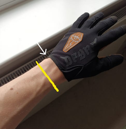 Reviewer wearing a black Wraith Gravity Glove, showing the short cuff and space between the glove and the wrist.