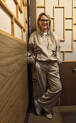 Recensore indossa il completo CO-ORD SABBIA GEORGETTE color sabbia, composto da giacca e pantaloni.