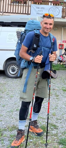 Client portant le Maintien de compression Été V2 noir lors d'une randonnée en montagne.