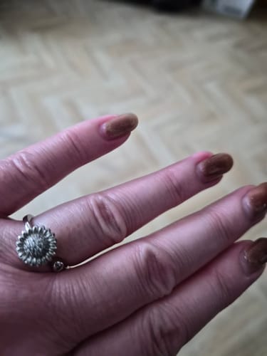Iš arti nufotografuota apžvalgininkės ranka, ant kurios piršto matomas Vilties žiedas „Calmy“.