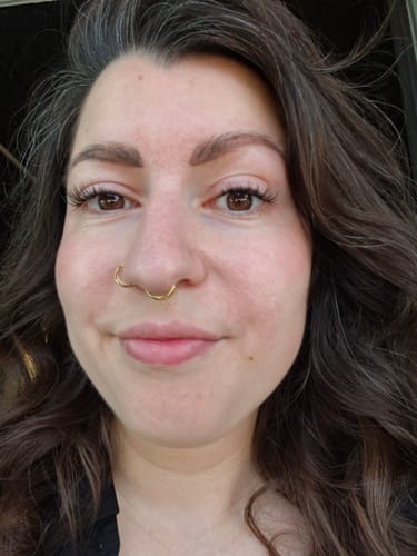Nahaufnahme einer Kundin, die die langen Wimpern aus dem Starter Set – Pre-Glued 2.0 trägt.