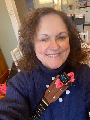 Customer photo review of CTU012C Rechargeable Tuner for Ukulele, Banjolele, UBASS Clip-on. The Stagg Tuner Complies with Button Battery Safety Legislation 2022.