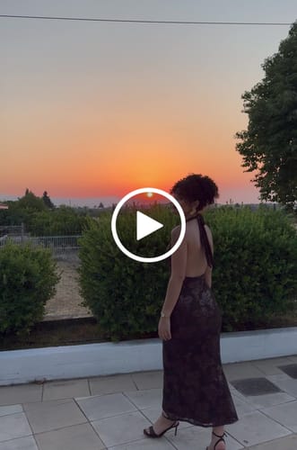 Customer video review of Φόρεμα μάξι με λεπτομέρειες παγιέτα