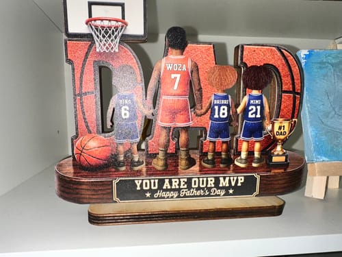 Customer's personalized basketball-themed plaque showing a dad and three children from behind.