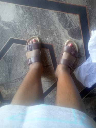 Customer wearing the plum Viabeach Qork 7 Sandals, seen from a top-down perspective.