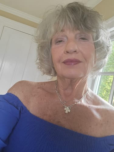 Reviewer in a bright setting, posing after 3 months of using the Seranova Micro Infusion System.