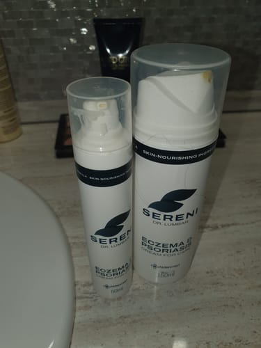 Customer's two white Sereni Pikkelysömör és Ekcéma Krém bottles with black caps standing on a counter.