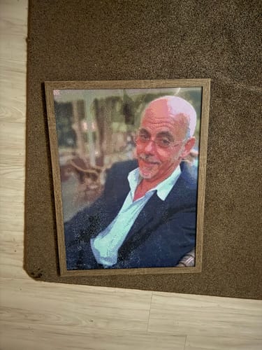 Customer's Diamond Painting van een man in een houten lijst, ingelijst resultaat van de Steentjescorrector