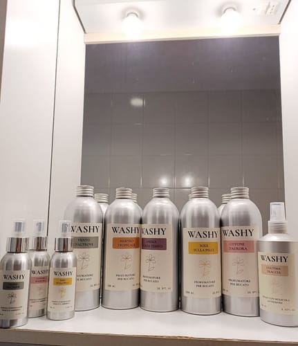 Il recensore mostra la sua collezione di profumatori Washy, incluso ANIMA SENZA TEMPO, su una mensola del bagno.