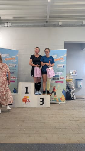 Reviewer's legs wearing Maintien de compression V2 Été on a badminton podium, standing in third place.