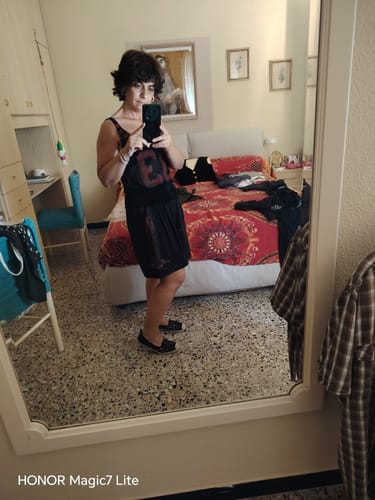 Customer's SHORTS NERO MARIANNA worn by a person, showing the black fabric fit in a bedroom mirror.