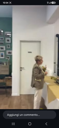 Una cliente indossa il Blazer Marrone Isotta con pantaloni panna in un ambiente interno.