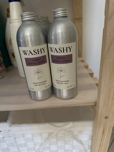 Un recensore mostra la sua scorta di flaconi di profumatore Washy 'Anima Senza Tempo' su uno scaffale.