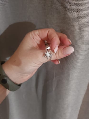 Kliento „Calmy“ rinkinio žiedas su saulės formos detalėmis ant rankos.