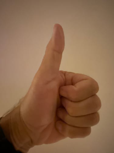 Customer's hand showing a thumbs up, indicating approval of the THC Schokolade - SpaceChoc 200mg.