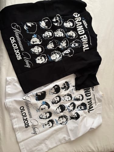 Customer's Idol House Grand Final Merch tişörtlerin siyah ve beyaz versiyonları, üzerlerinde grafik baskılarla.