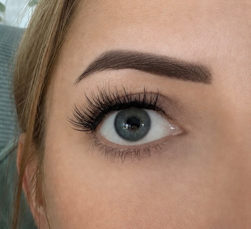 Reviewer's Auge mit applizierten DIY Wimpernsegmente - Volume 3, die einen natürlichen und vollen Look erzeugen.