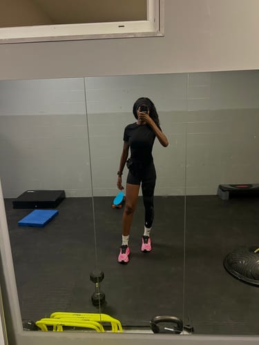 Customer's Maintien de compression Été V2 pour Genoux et Jambes porté sur la jambe gauche dans une salle de sport.
